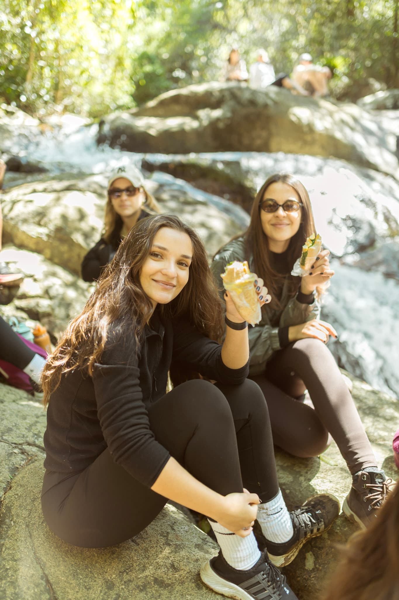 Participantes durante a trilha até a cachoeira